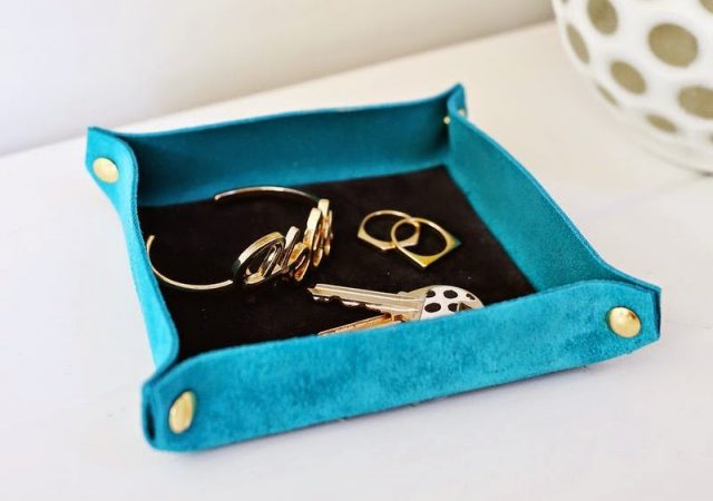 DIY δερμάτινος δίσκος για μικροαντικείμενα | Οργανώστε όλα τα σκόρπια μικροαντικείμενα, κλειδιά, κέρματα με αυτό το εύκολο DIY project.