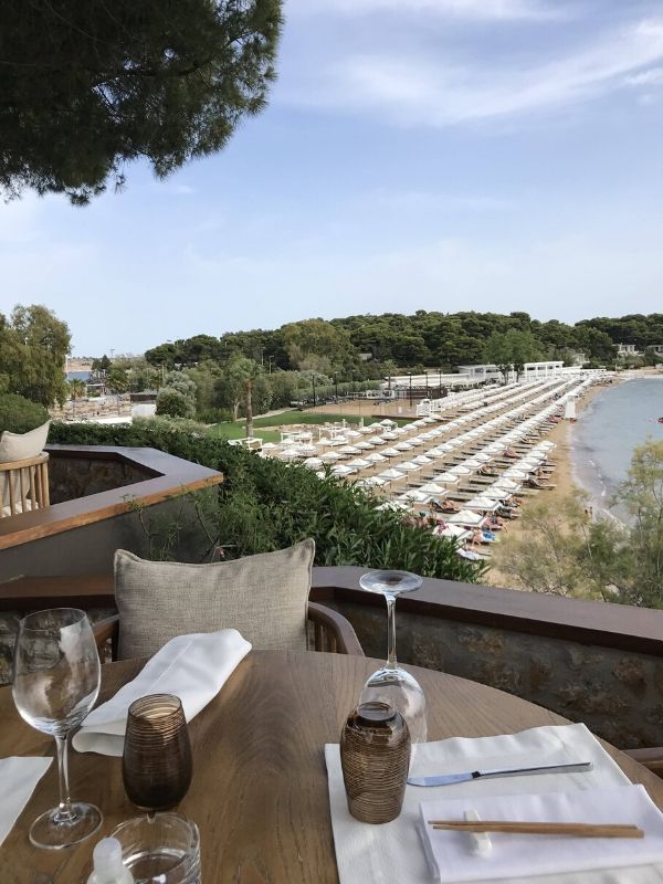 O Γιώργος Ντάβλας στο καλύτερο σημείο της Αθηναϊκής Ριβιέρας. Το εστιατόριο Ιθάκη είναι ο απόλυτος γαστρονομικός προορισμός υψηλής αισθητικής με την ωραιότερη θέα της Μεσογείου.