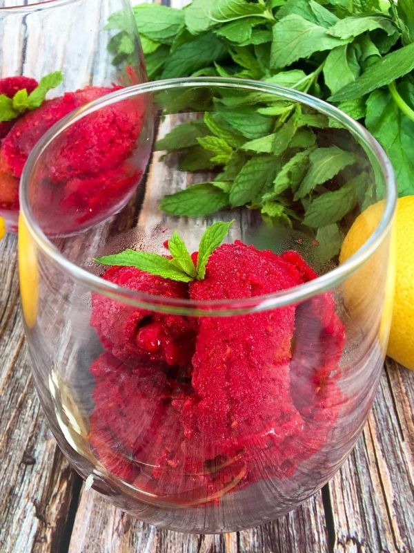 Raspberry Sorbet - Τι καλύτερο από ένα (ή δύο) φρουτένια, δροσερά σορμπέ φρούτων για να απολαύσετε στο μπαλκόνι ή στον κήπο μετά από ένα μεσημεριανό γεύμα. 