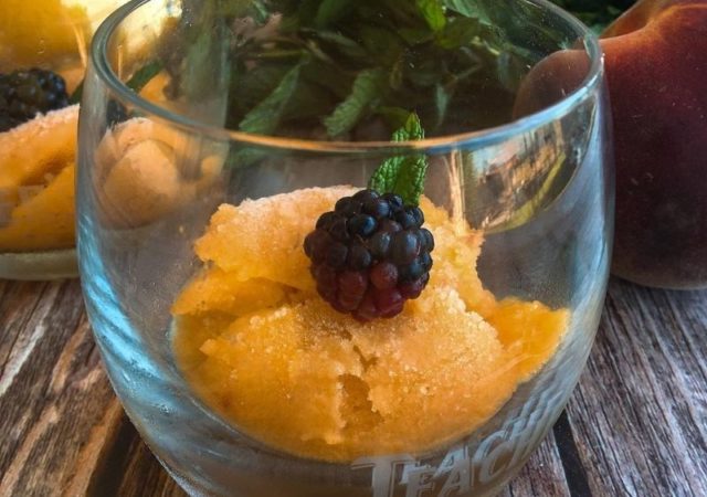 Σορμπέ Ροδάκινο - Τι καλύτερο από ένα φρουτένιο, δροσερό σορμπέ φρούτων για να απολαύσετε στο μπαλκόνι ή στον κήπο μετά από ένα μεσημεριανό γεύμα.
