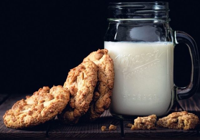Σπιτικό γάλα βρώμης με 2 μόνο υλικά - Φτιάξτε μόνοι σας υγιεινό γάλα βρώμης με εύκολα, γρήγορα και οικονομικά.