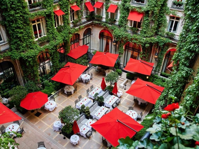 Τo ιστορικό Hotel Plaza Athénée στο Παρίσι, παραμένει από το 1913 έως σήμερα, μοναδικό στολίδι, status symbol και must see για κάθε τουρίστα. 
