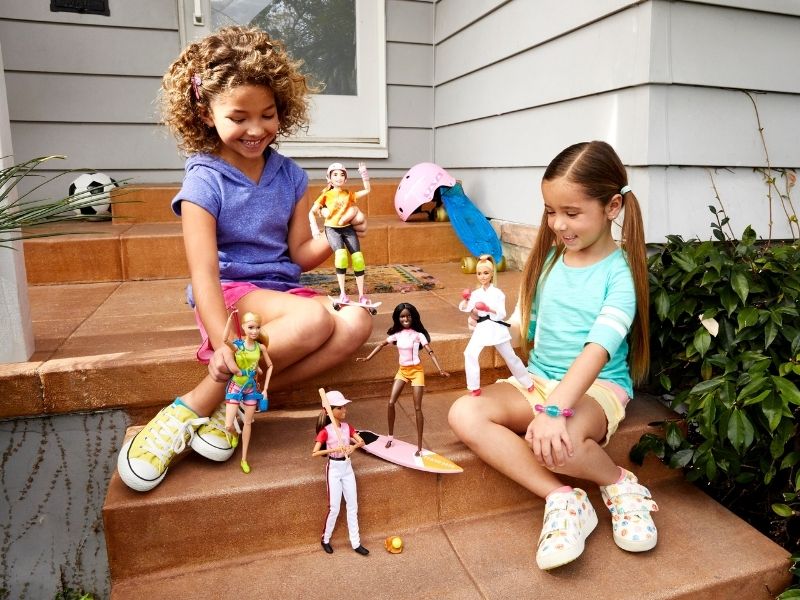 Νέα επιστημονική μελέτη δείχνει ότι το παιχνίδι με κούκλες οδηγεί τα παιδιά να αναπτύξουν την ευσυναίσθηση και δεξιότητες επεξεργασίας κοινωνικών πληροφοριών.