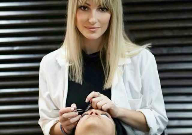Συμβουλευτείτε την beauty expert Έλενα Κοκκαλίδου, εξειδικευμένη στην τεχνική extension βλεφαρίδων και αποκτήστε τις βλεφαρίδες των ονείρων σας.