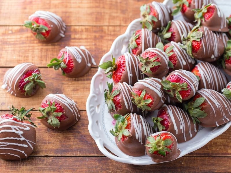 Φράουλες με επικάλυψη σοκολάτας! Συνταγή για φρέσκιες, ζουμερές φράουλες, βουτηγμένες σε πλούσια σοκολάτα … υπάρχει τίποτα καλύτερο;