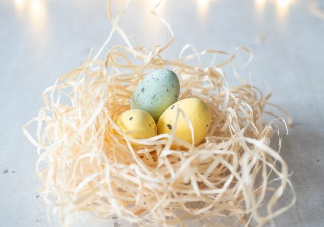 Εύκολες ιδέες για αλλιωτικα Πασχαλινά αυγά που μπορείτε να φτιάξετε παρέα με τα παιδιά, με λίγα υλικά χειροτεχνίας και μπόλικη φαντασία.