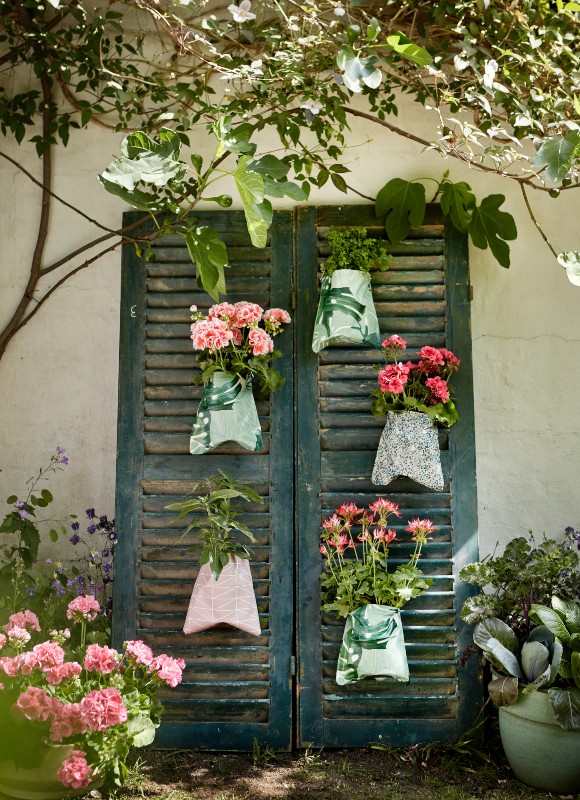 Ελάτε να ομορφύνουμε τον κήπο και το μπαλκόνι μας με αυτά τα εύκολα 3+1 Καλοκαιρινά DIY με γεράνια, δημιουργώντας μια μικρή όαση χαλάρωσης. 