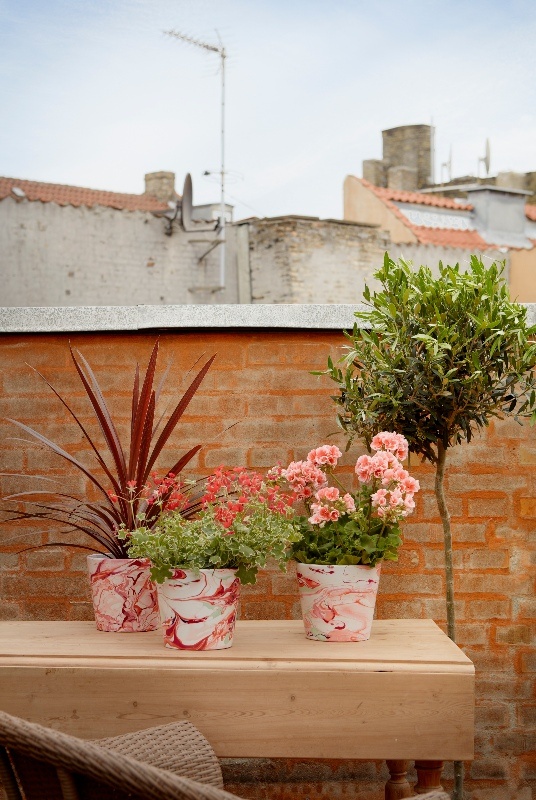 Μετατρέψτε το μπαλκόνι σας έναν μικρό παράδεισο στην πόλη με εντυπωσιακές DIY ιδέες με γεράνια για το μπαλκόνι. 