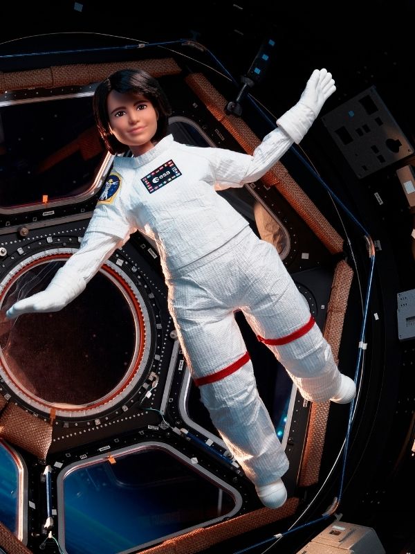 Η κούκλα Barbie Αστροναύτης ταξιδεύει στο διάστημα σε συνεργασία με το Ευρωπαϊκό Οργανισμό Διαστήματος και την αστροναύτη Samantha Cristoforetti