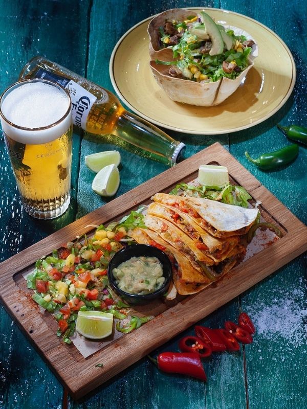 H αυθεντική μεξικανική κουζίνα βρίσκεται στο ΤeKila! Μεξικάνικος αέρας στην καρδιά της πόλης με αυθεντικές γεύσεις και υπέροχα κοκτέιλ.