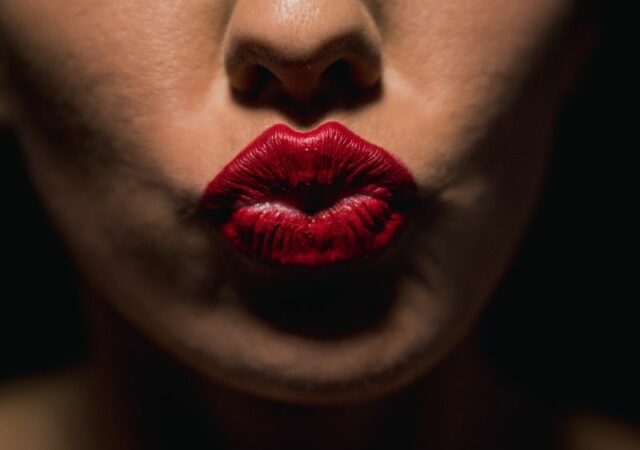 Tips για εντυπωσιακά χείλη από την make up artist Χαρά Τομαζίνου! Συμβουλές για σαρκώδη, θελκτικά αλλά πάντα υγιή χείλη.