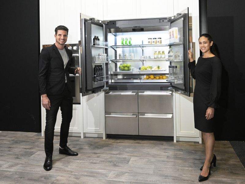 Το νέο ψυγείο της σειράς LG SIGNATURE KITCHEN SUITE περιλαμβάνει πολλές καινοτομίες για την αποθήκευση τροφίμων. Το Premium French Door ψυγείο 48 ιντσών που παρουσιάστηκε στην έκθεση KBIS 2022, προσφέρει μέγιστη ευελιξία, ακριβή έλεγχο θερμοκρασίας και βέλτιστη εμπειρία χρήστη