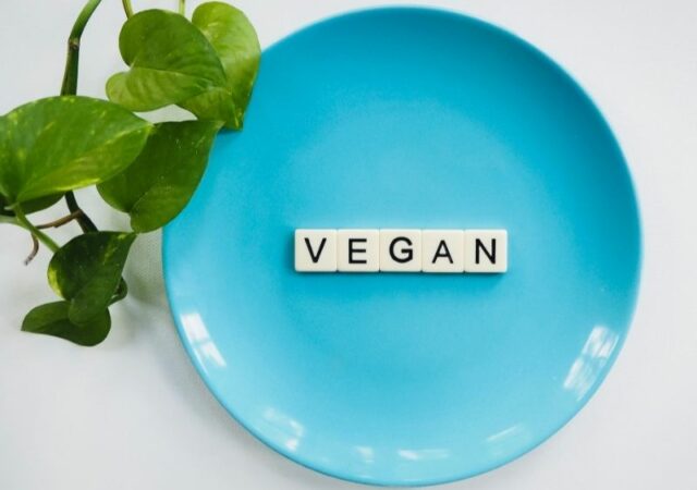 28 νηστίσιμες vegan συνταγές από συνοδευτικά και κυρίως πιάτα μέχρι γλυκά, που καλύπτουν όλες τις προτιμήσεις.