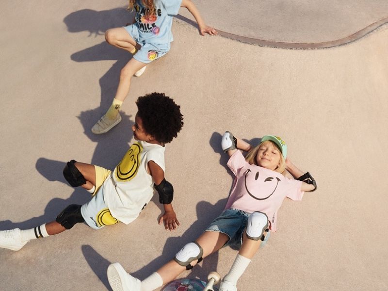 SmileyWorld x H&M - Η H&M συνεργάζεται με το SmileyWorld για μια αισιόδοξη συλλογή παιδικών ρούχων αναδεικνύοντας τη χαρά και τη θετικότητα.