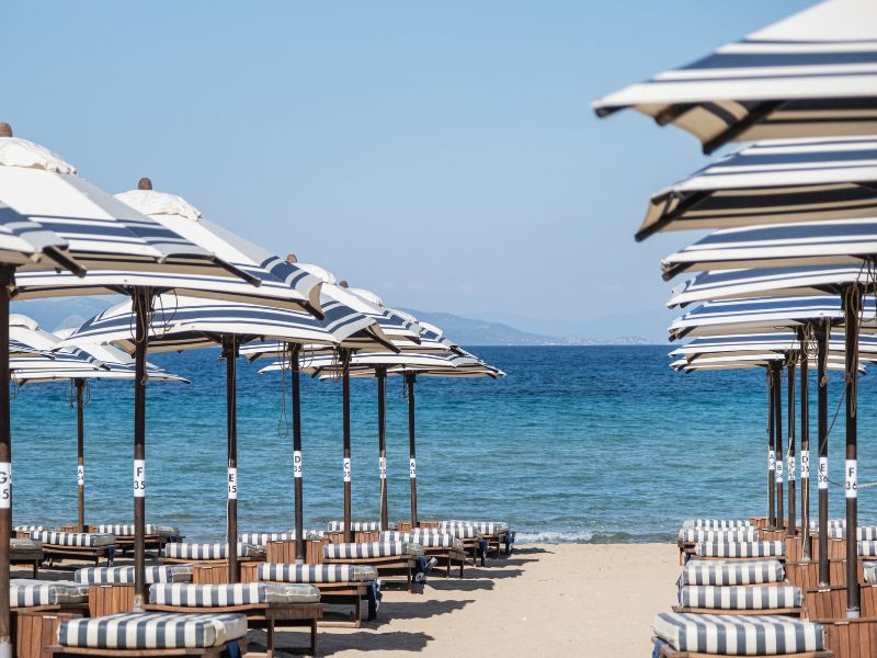 Η Astir Beach αποτελεί την ιδανική all day πρόταση για να απολαύσετε το καλοκαίρι στο πιο ειδυλλιακό σημείο της Αθηαϊκής Ριβιέρας.