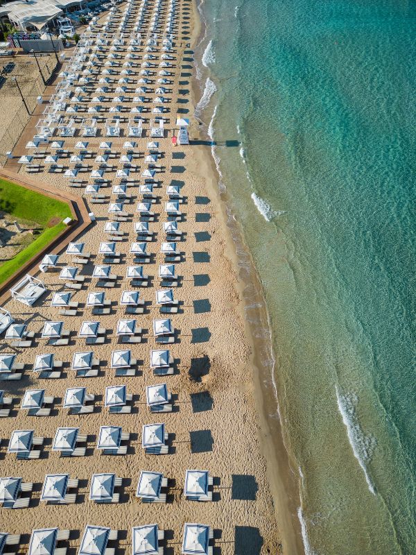 Η Astir Beach αποτελεί την ιδανική all day πρόταση για να απολαύσετε το καλοκαίρι στο πιο ειδυλλιακό σημείο της Αθηαϊκής Ριβιέρας.  