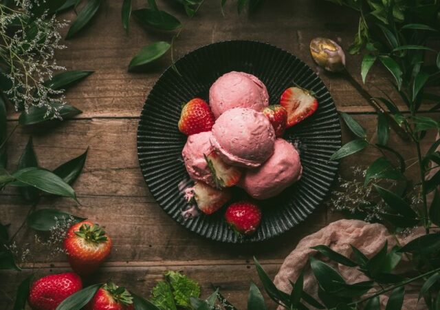 Φρέσκιες φράουλες, γιαούρτι, μέλι και έχεις στη στιγμή το πιο υγιεινό, σπιτικό παγωτό φράουλα!