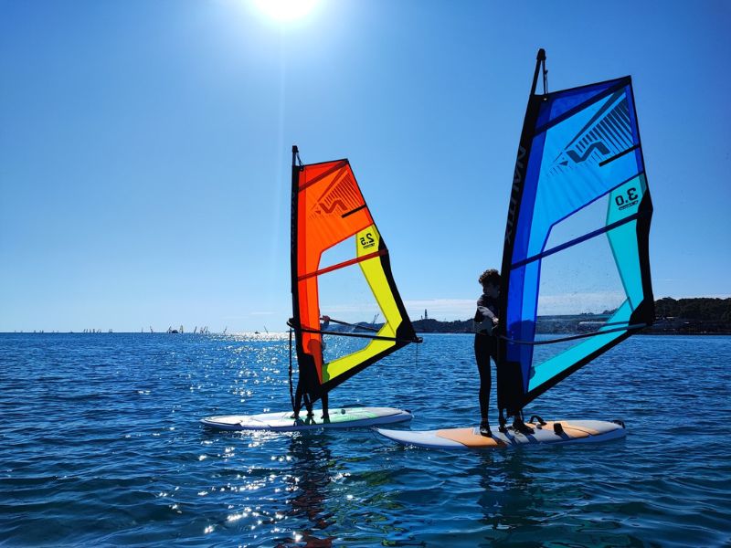 Συνδυάστε τον αθλητισμό με την ψυχαγωγία στις ακαδημίες windsurfschool.gr στον όμορφο κόλπο της Βουλιαγμένης