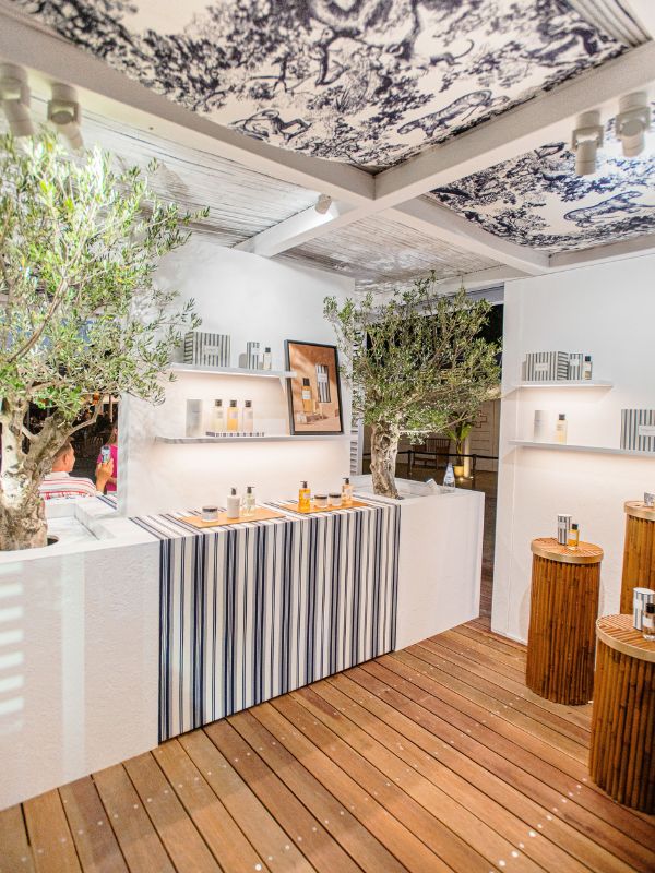 Λαμπερά εγκαίνια για τον νέο προορισμό ομορφιάς Dior, Dioriviera pop up store στην κοσμοπολίτικη παραλία του Αστέρα. 