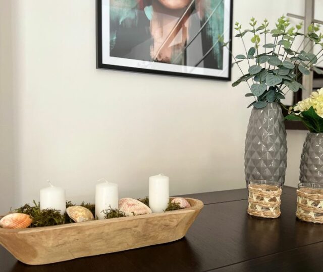 Πανεύκολο, easy, breezy DIY Καλοκαιρινό Centerpiece με κεριά και κοχύλια που θα ομορφύνει κάθε γωνιά του σπιτιού σας και όχι μόνο!