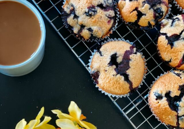 Flourless Blueberry Muffins με βρώμη σε 5 μόνο λεπτά χωρίς μίξερ και ζάχαρη και για ένα υγιεινό και θρεπτικό πρωινό.