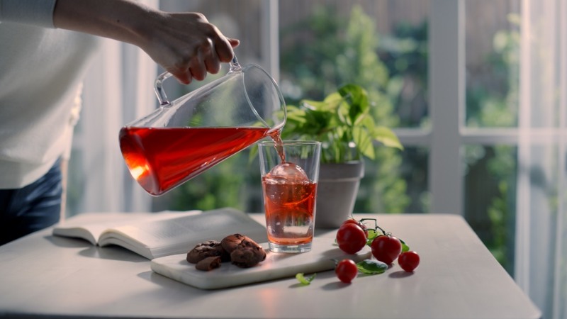 Εντυπωσιακά cocktails με τα σφαιρικά  παγάκια Craft IceTM του ψυγείου ντουλάπα LG InstaView που λιώνουν αργά