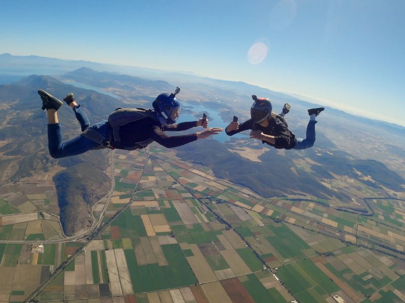 Skydive με τα νέα iPhone 14 Pro και προσγείωση στα Public για μία κορυφαία εμπειρία τεχνολογίας!