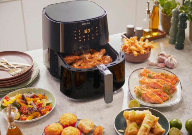 Μαγειρέψτε γευστικά και υγιεινά με το Philips Essential Connected Airfryer XL HD9280, από την άνεση του καναπέ σας