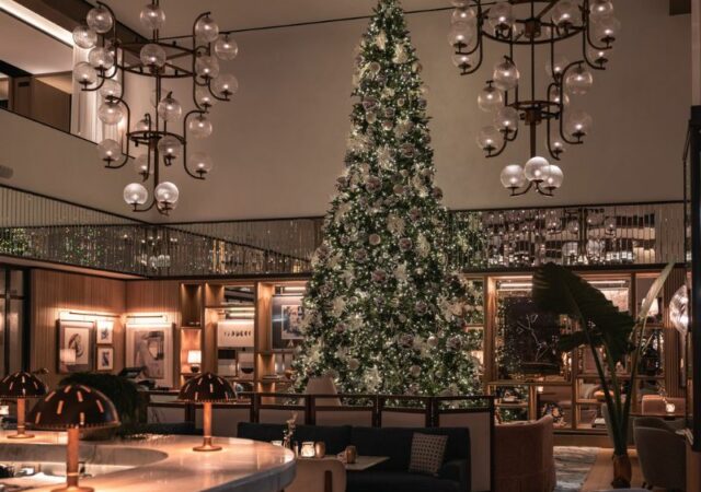 Μοιραστείτε στιγμές γιορτής στο Four Seasons Astir Palace Hotel Athens και νιώστε την μαγεία των Χριστουγέννων.
