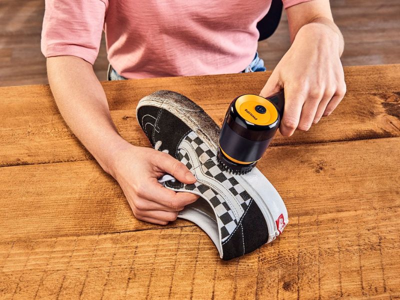 Ανακαλύψτε το ολοκαίνουριο sneaker cleaner της Philips, την πιο εύκολη λύση για τον καθαρισμό των αγαπημένων σας αθλητικών παπουτσιών
