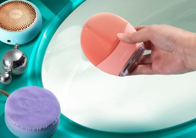 Skin Hangover | Πως να ελαχιστοποιήσετε τις επιπτώσεις των Γιορτών στην επιδερμίδα σας με τα μοναδικά FOREO beauty gadgets.