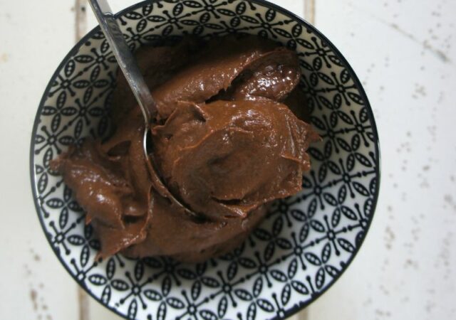 Σπιτική κρέμα σοκολάτας | Συνταγή για μαμαδίστική κρέμα σοκολάτας που θα γλυκάνει τα μέσα σας και θα ξυπνήσει ξεχασμένες αναμνήσεις.