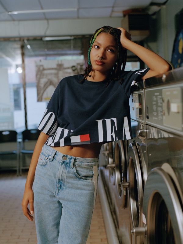 Η Tommy Hilfiger συστήνει τη συλλογή Tommy Jeans Denim Progressed Baggy Jeans και Street Styles για την Άνοιξη του '23 Βασισμένο στους ιστορικούς δεσμούς με το hip-hop, το 'Denim Progressed' παρουσιάζει μια νέα προσέγγιση στο streetwear μαζί με μια καμπάνια εμπνευσμένη από τη Νέα Υόρκη