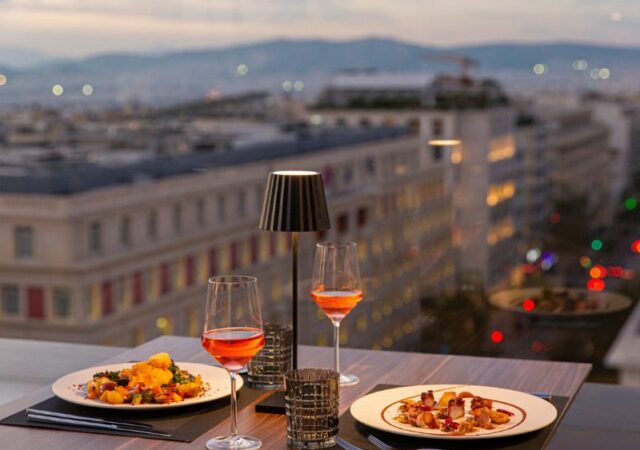 To Mappemonde Rooftop Restaurant Bar & Lounge στον 10ο όροφο του Athens Capital Hotel-MGallery Collection, σας περιμένει και φέτος το καλοκαίρι για να ζήσετε τις πιο ονειρεμένες νύχτες