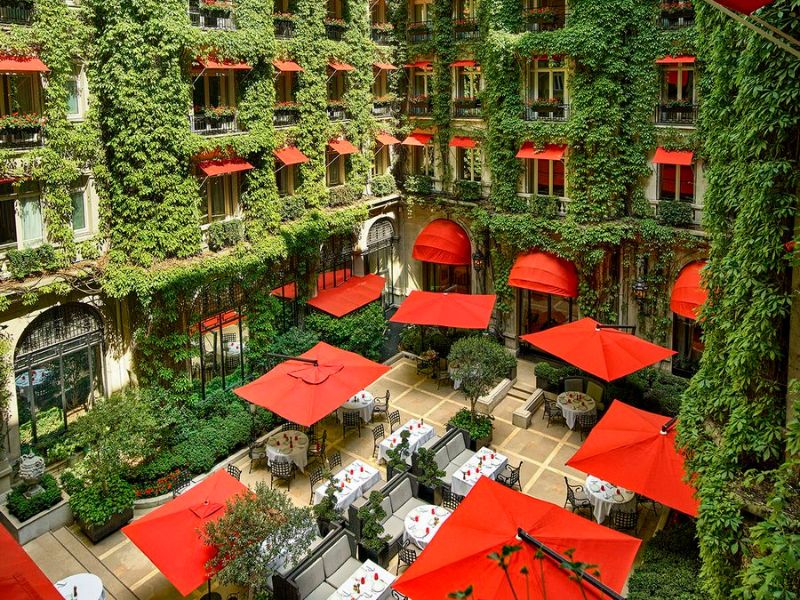 Hôtel Plaza Athénée | «Μια φορά και έναν καιρό, το παλάτι του αύριο», γιορτάζοντας το παρόν και την λαμπρή ιστορία του Παριζιάνικου παλατιού.
