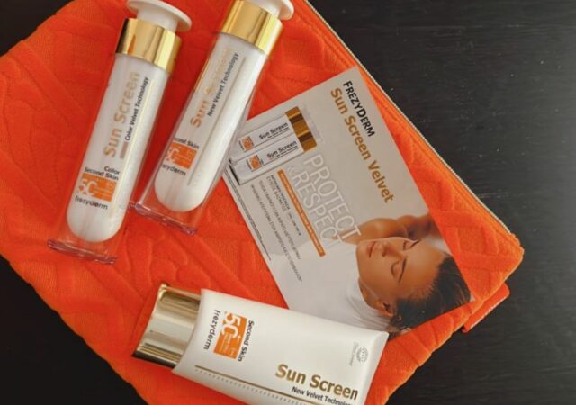 Frezyderm Sun Screen Velvet | Protect & Respect με προηγμένα φωτοσταθερά αντηλιακά φίλτρα που προσφέρουν ευρέος φάσματος προστασία.