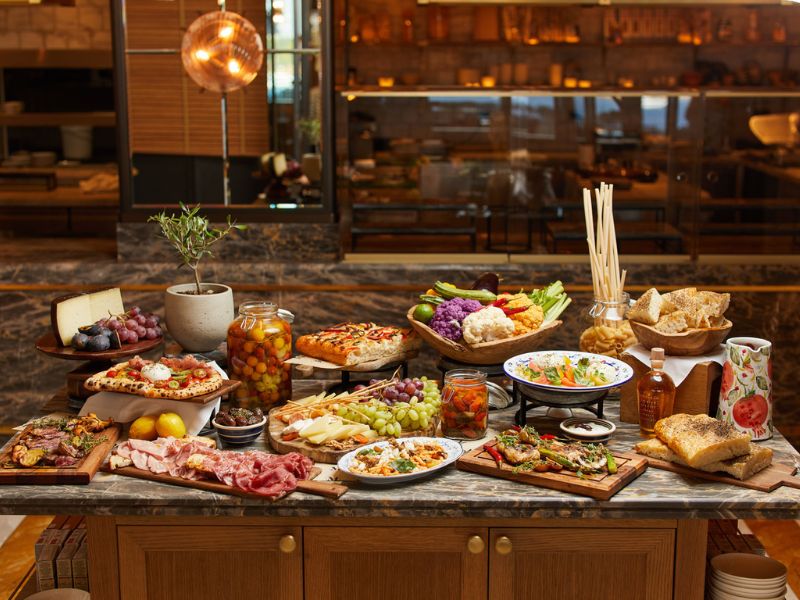 Το καλύτερο brunch της Αθηναϊκής Ριβιέρας επιστρέφει! Ενδώστε σε ένα μεσογειακό αριστούργημα γεύσεων κάθε Κυριακή στο Mercato στο Four Seasons Astir Palace Hotel Athens.