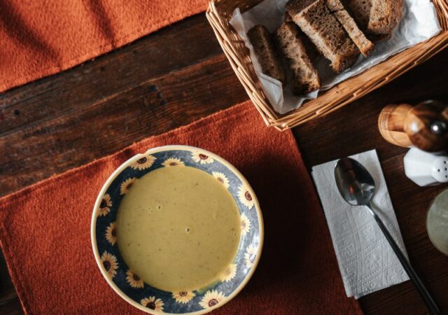 Σούπα ρεβύθια | Μια νόστιμη, θρεπτική σούπα με μπόλικο λεμόνι που θα σας ζεστάνει και θα σας γεμίσει ενέργεια.