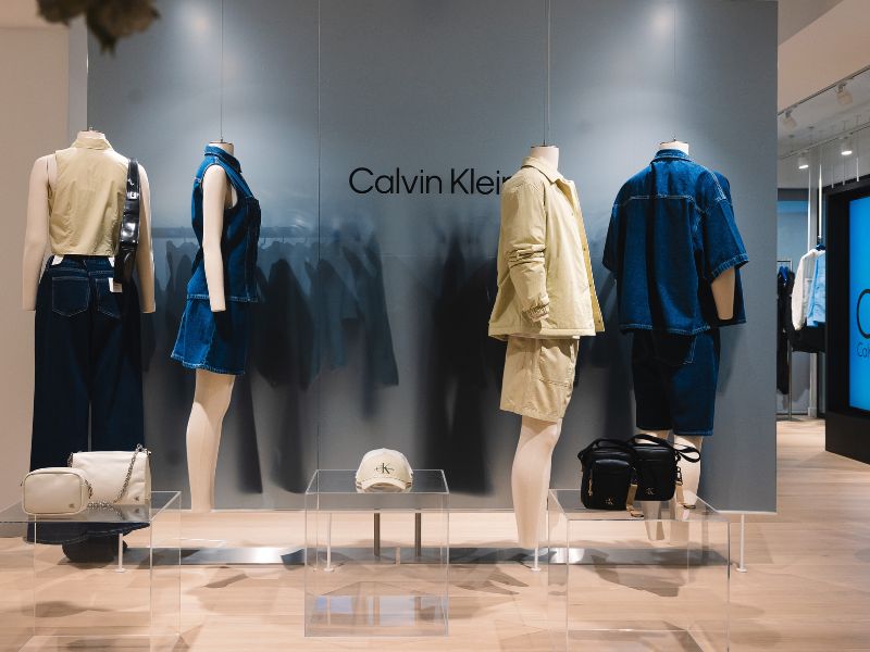 Αέρας καλοκαιριού στην εντυπωσιακή παρουσίαση των νέων συλλογών Tommy Hilfiger & Calvin Klein SS2024 από τη SARKK