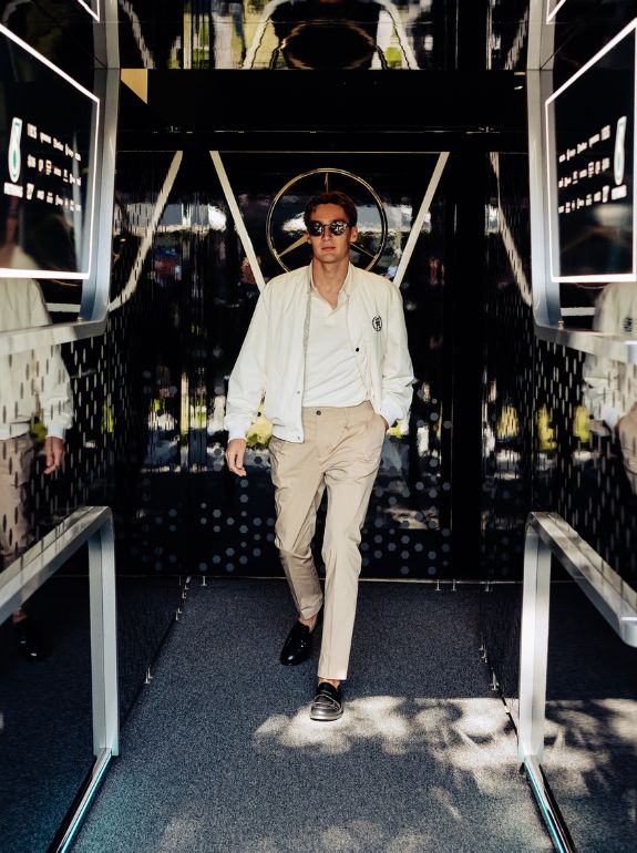 Ο George Russell φοράει τη συλλογή Tommy Hilfiger ΄Άνοιξη 2024 το Σαββατοκύριακο του Αυστραλιανού Grand Prix