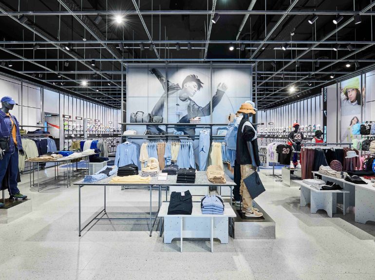Το ολοκαίνουριο κατάστημα Nike West Athens άνοιξε τις πόρτες του και σε περιμένει για την απόλυτη εμπειρία αγορών